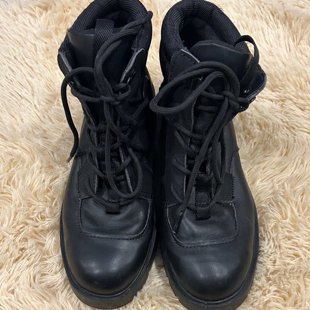 UGG Black hiking boots size 7